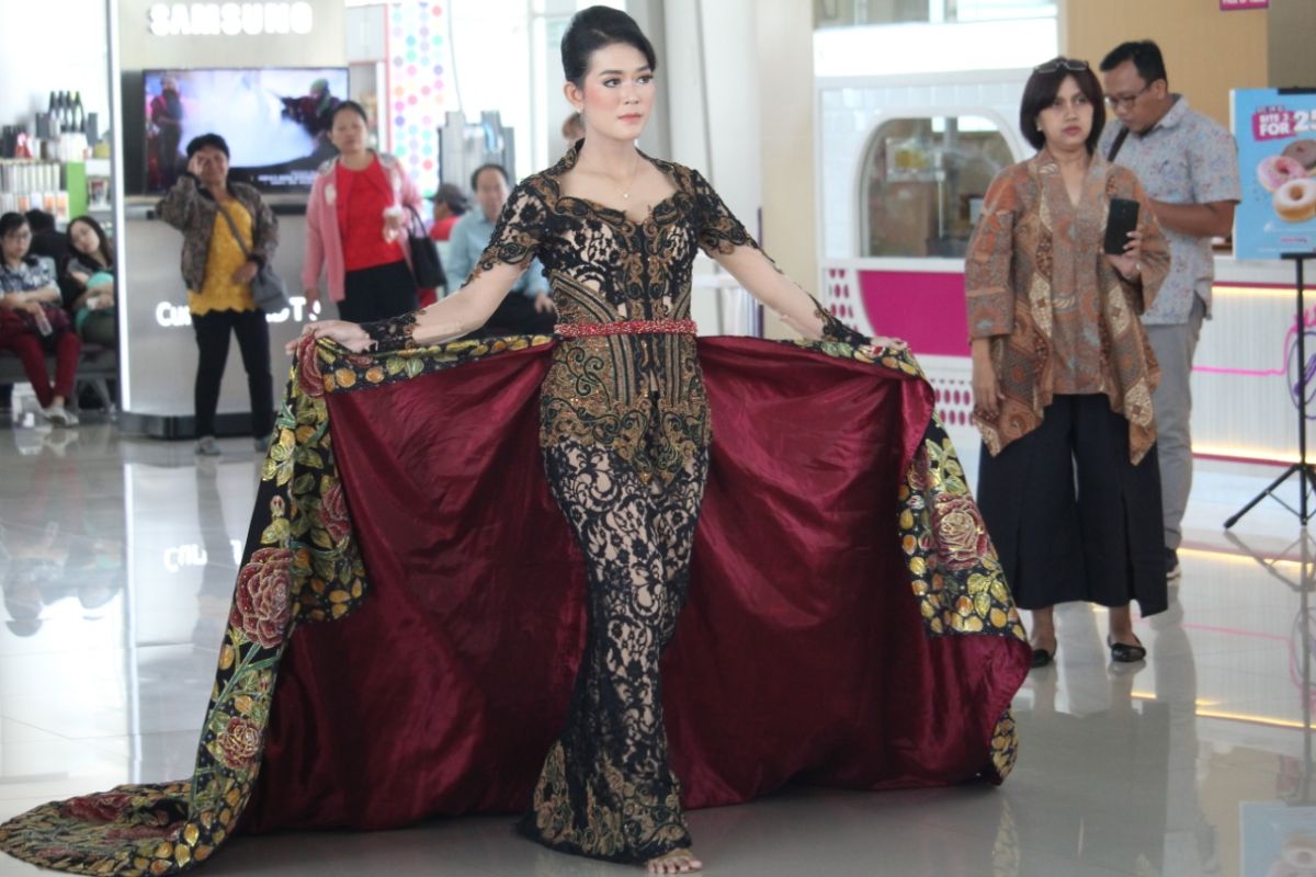 Hari Batik,  manajemen Bandara Internasional Juanda gelar peragaan busana