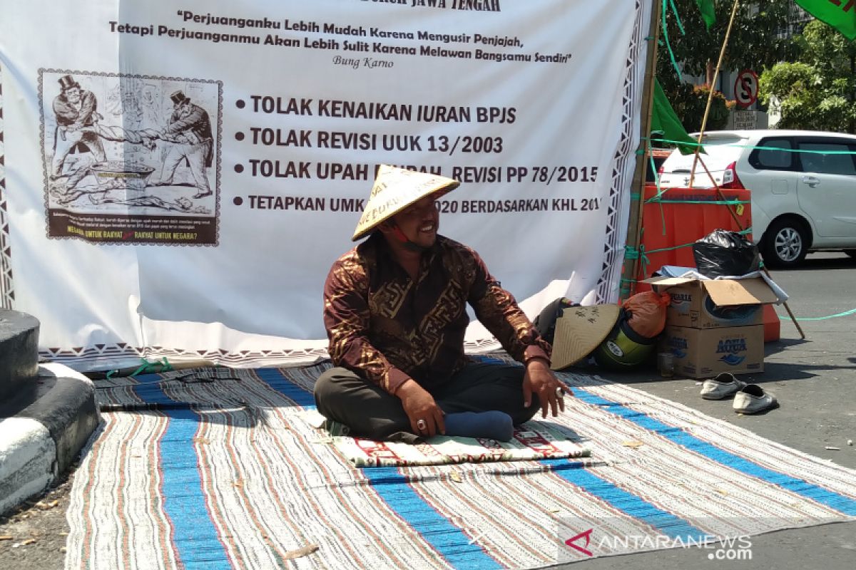 Protes kenaikan iuran BPJS, buruh di Semarang "topo pepe"