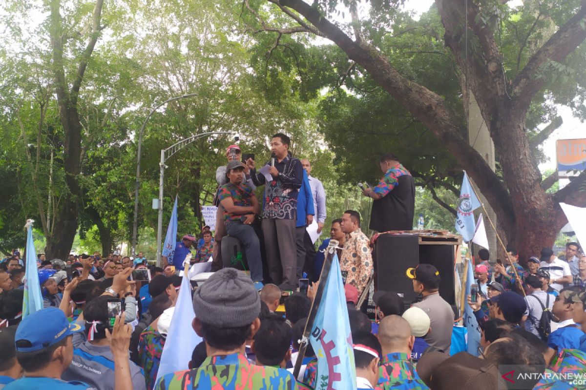 Workers hold rally outside N Sumatra Legislative Assembly
