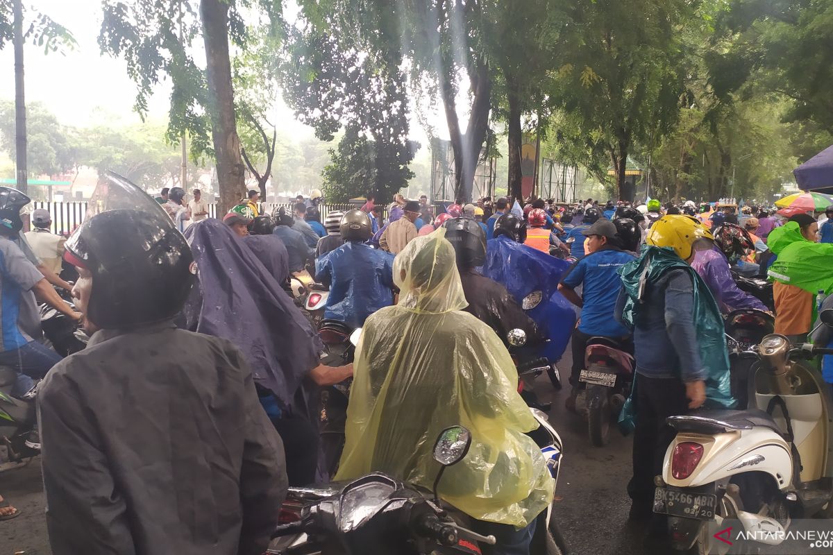 Diguyur hujan, massa buruh di DPRD Sumut bubar