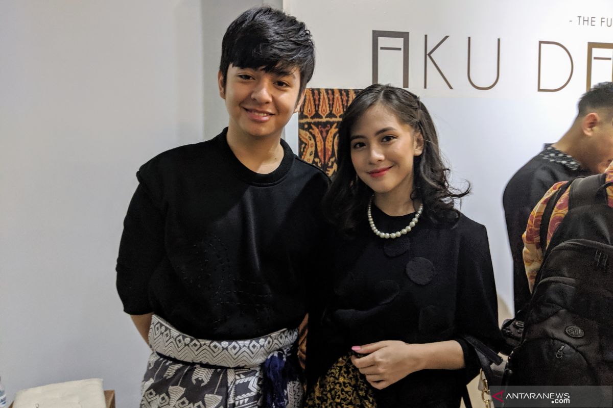 Pemain utama film "Dua Garis Biru" promosikan-populerkan batik