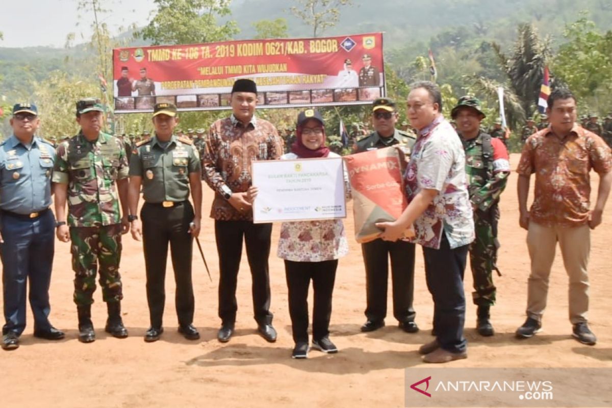 Kerja bakti massal, Pemkab Bogor bagikan 6.900 sak semen