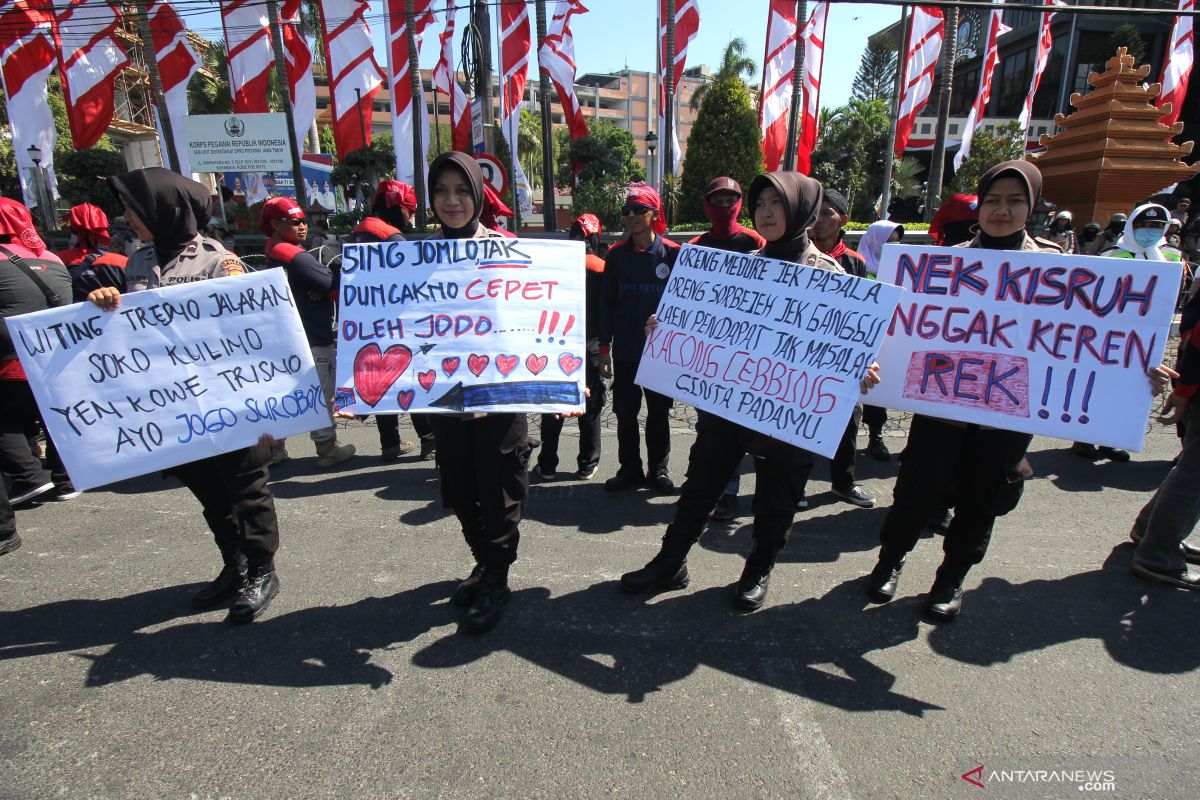 Ribuan buruh demo di Surabaya tolak revisi UU Ketenagakerjaan