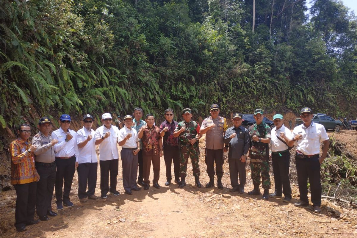 Pejabat Kapuas Hulu meninjau lokasi TMMD di perbatasan Malaysia