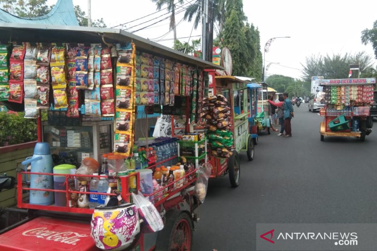 Jelang demonstrasi,  Kantor Gubernur Sumbar  dipenuhi  pedagang  minuman pakai becak motor