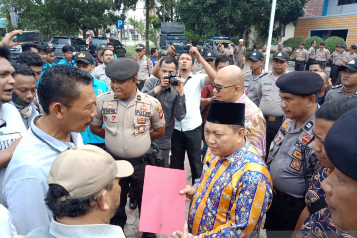 Massa pendemo desak Walikota Dumai copot Kadis Pekerjaan Umum