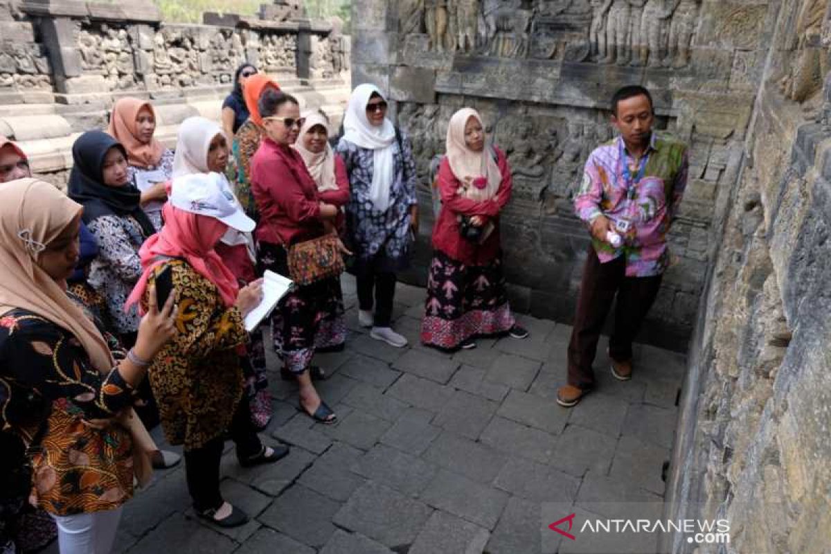 Perajin batik pelajari relief Candi Borobudur