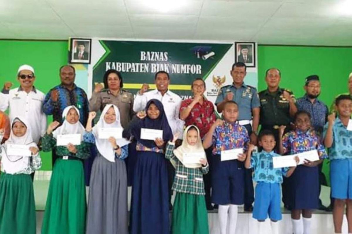 Baznas Biak Numfor salurkan beasiswa kepada 100 siswa