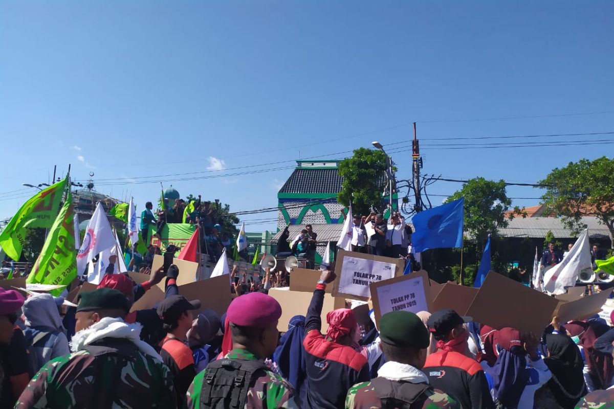 Tolak revisi UU Ketenagakerjaan, ribuan buruh demo di Surabaya