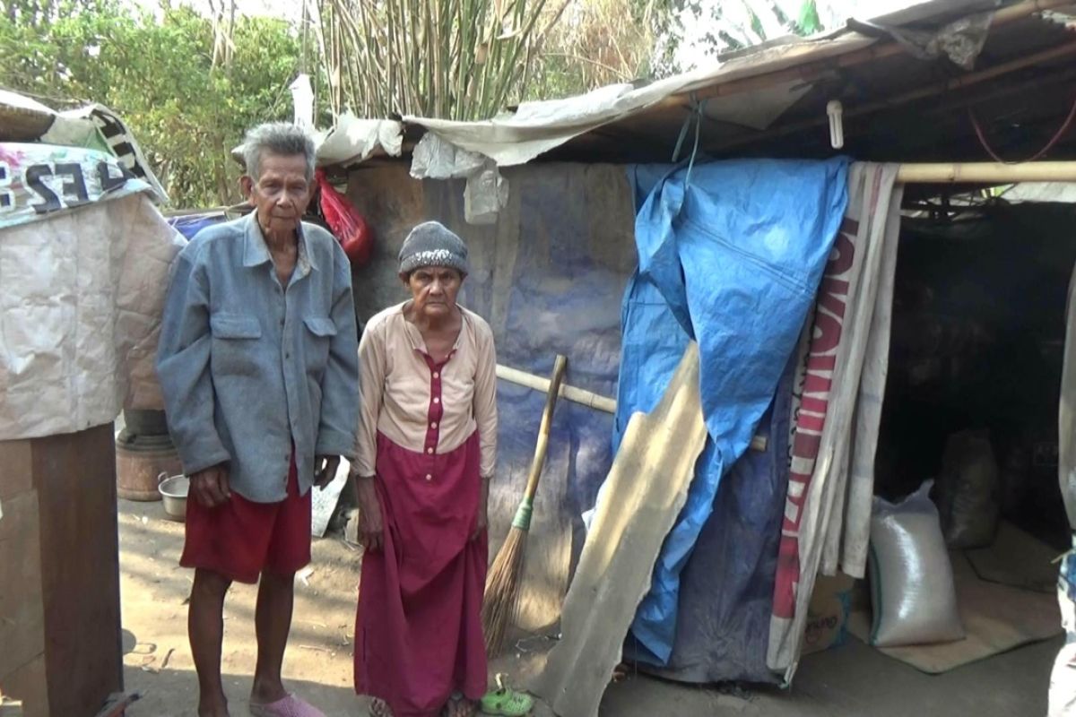 Tidak punya rumah kakek-nenek bersama anak cucunya tinggal di gubuk plastik 3x5 meter