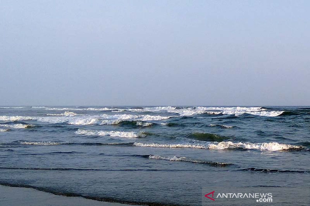 Gelombang tinggi masih berpeluang di laut selatan Jabar-DIY