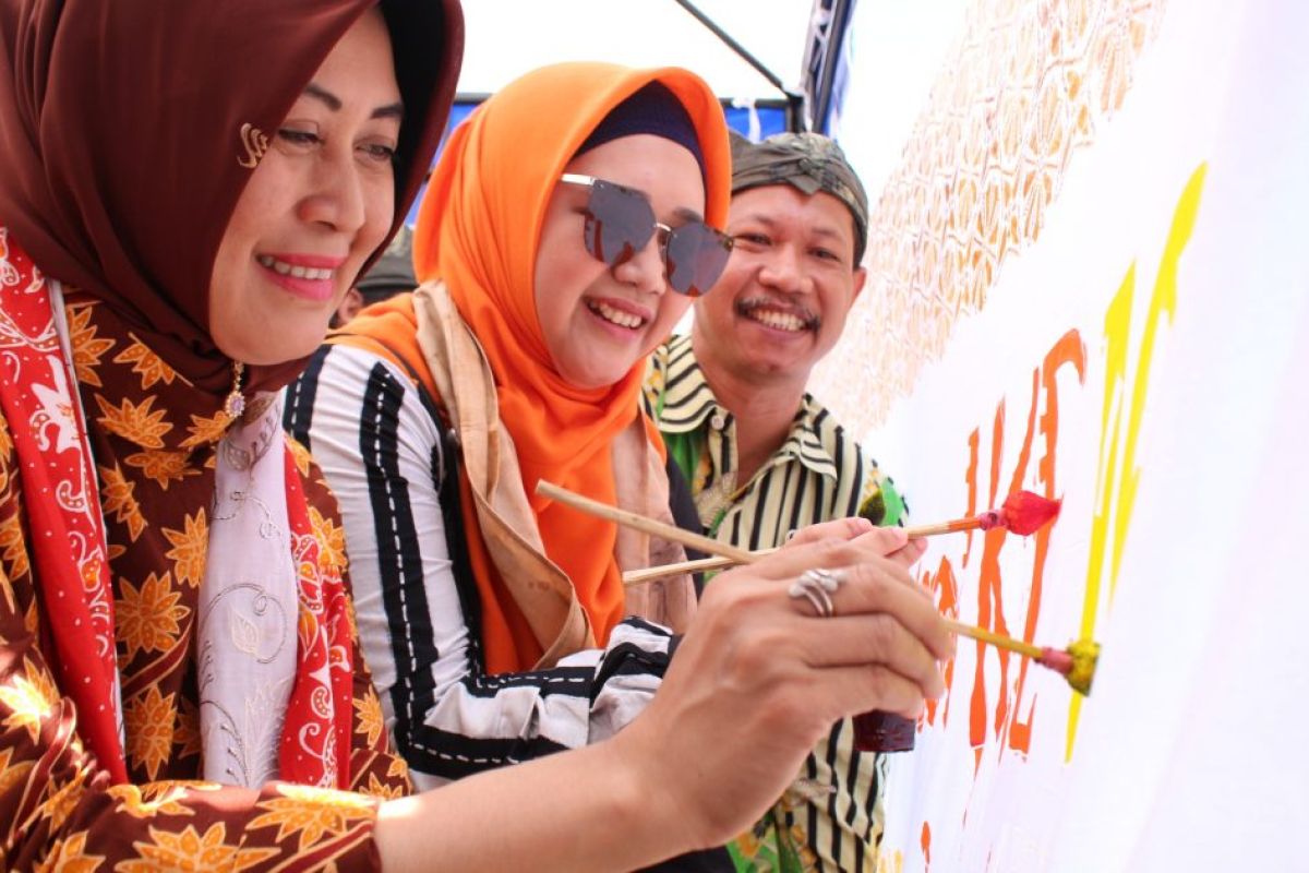 Probolinggo-APBBA membatik bareng dan bagikan ribuan souvenir batik