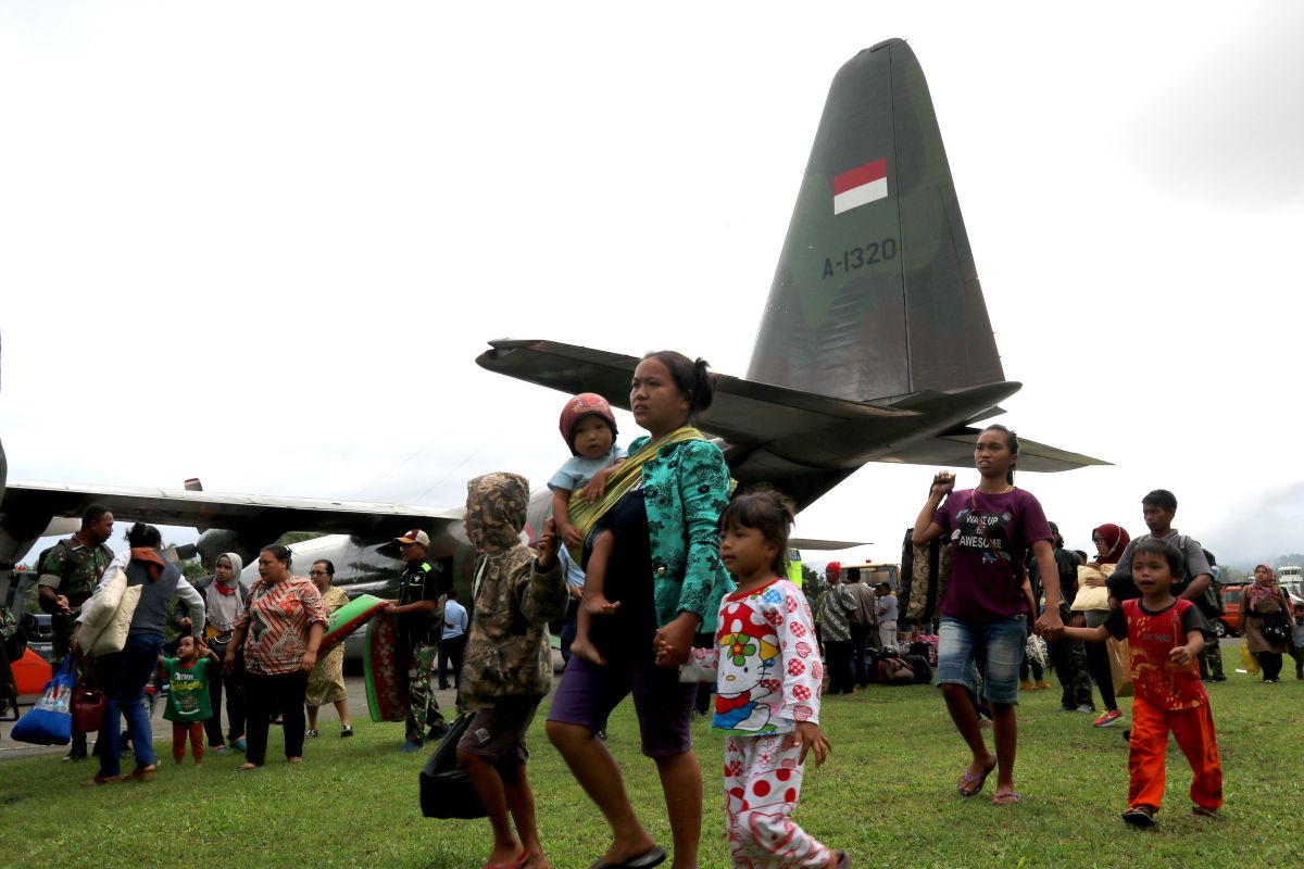 TNI AU kerahkan empat Hercules untuk evakuasi korban kerusuhan di Wamena