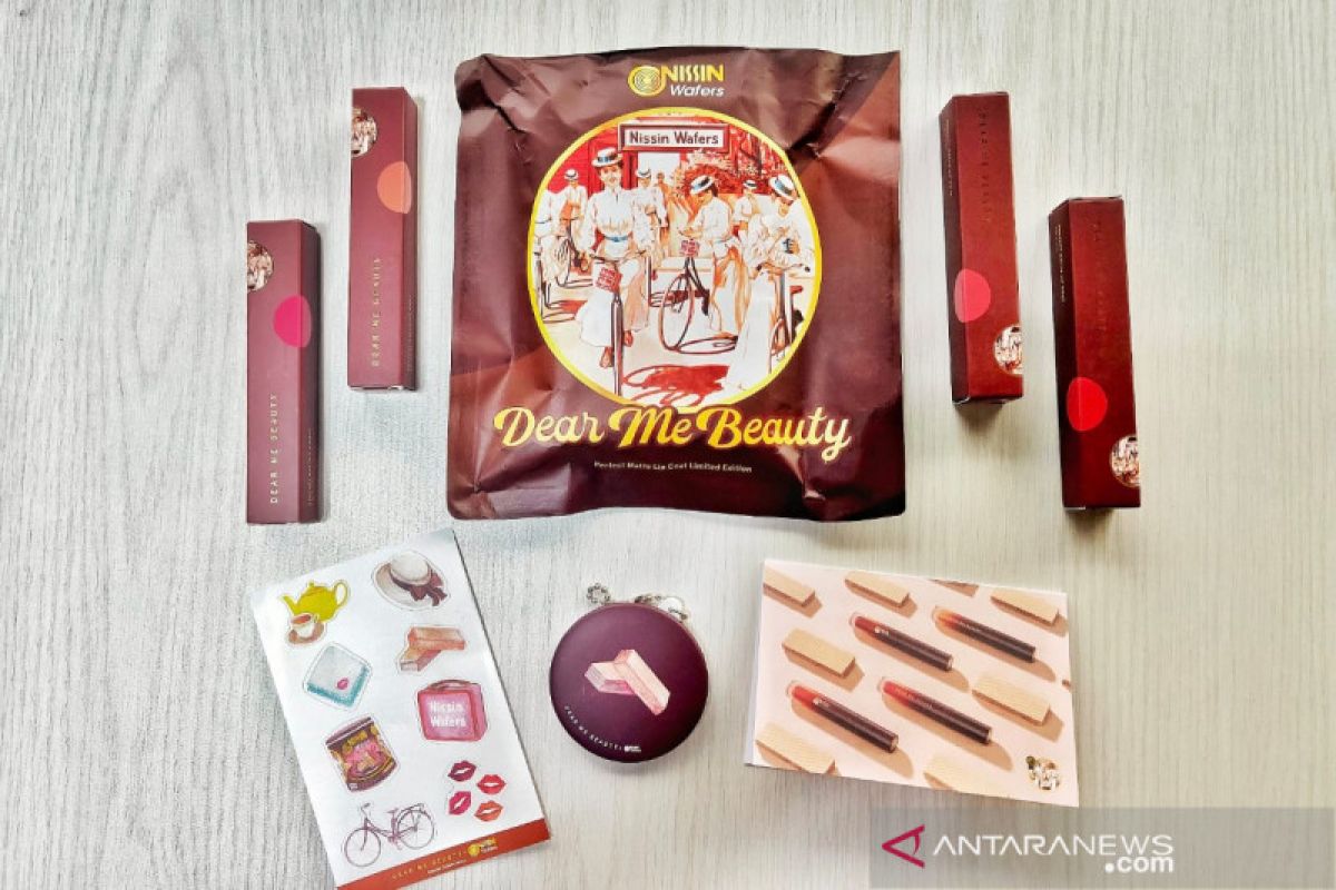 Mencicipi lipstik beraroma wafer