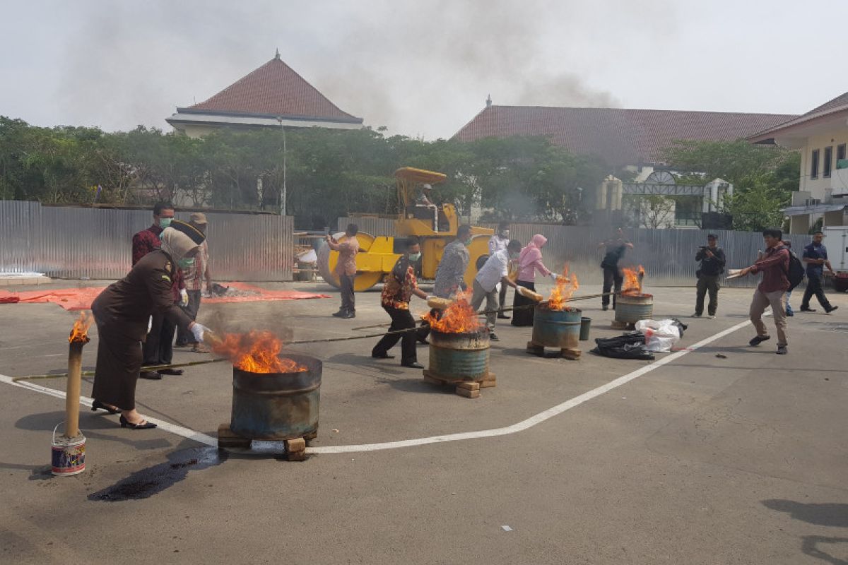 Kejari Bekasi musnahkan ribuan barang bukti kejahatan