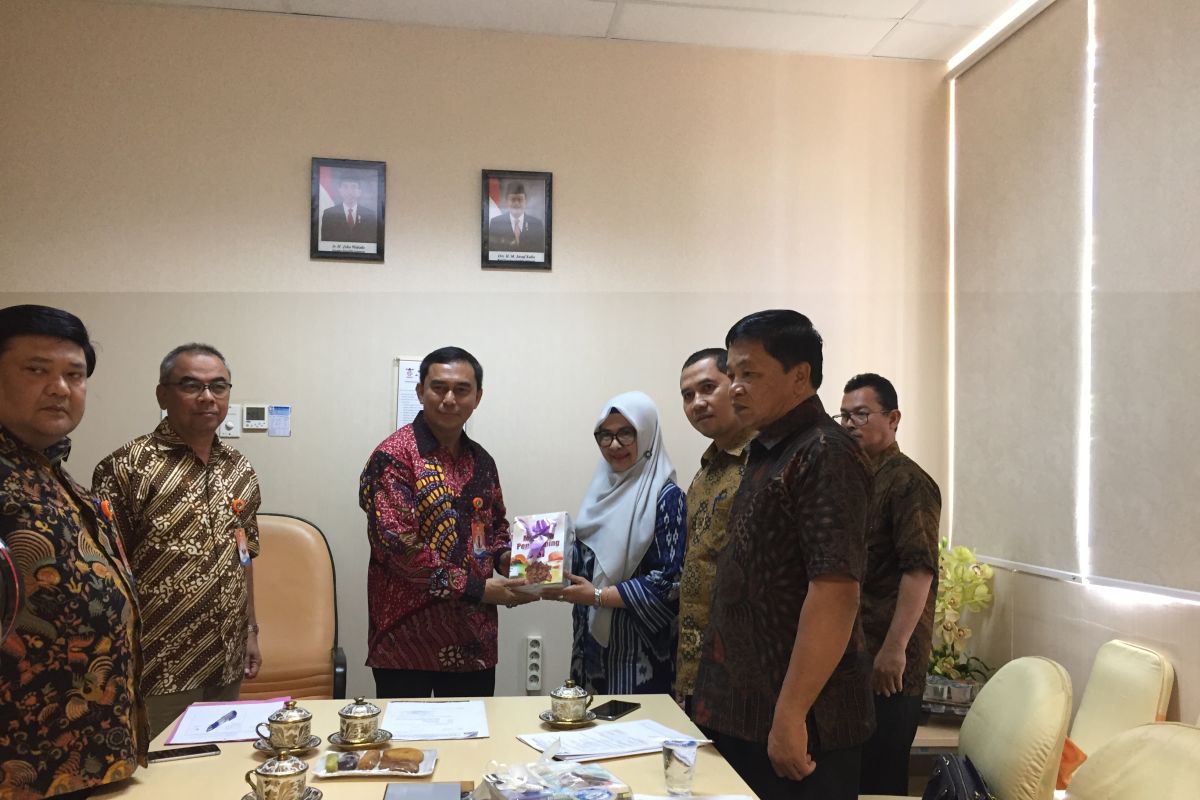 Arpus Aceh serahkan 385 buku untuk RSUDZA