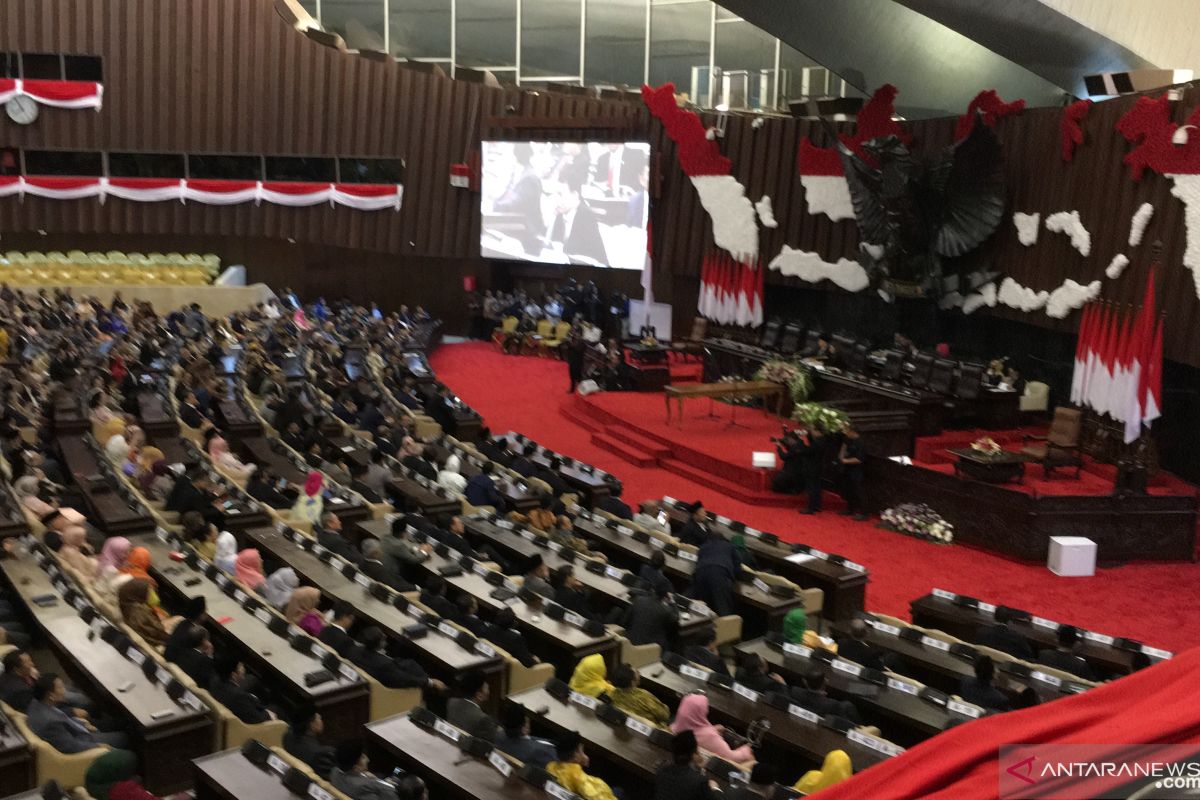 Calon ketua MPR ini tampak ceria meski sidang paripurna MPR diskorsing