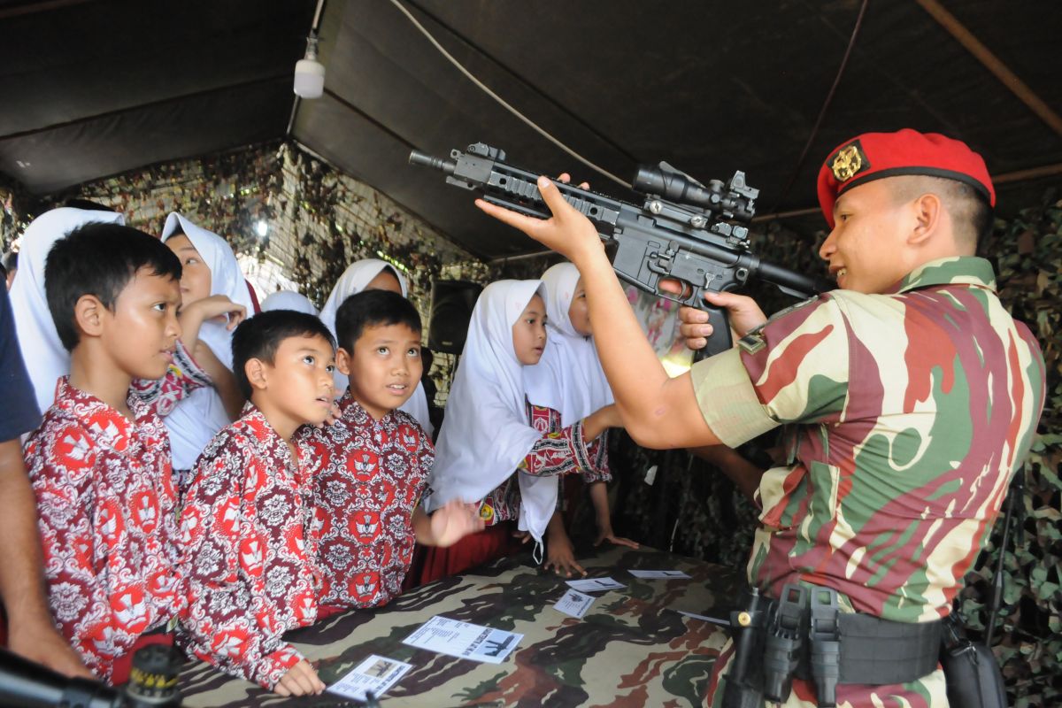 Peringati HUT, TNI gelar pameran alutsista di Lebak