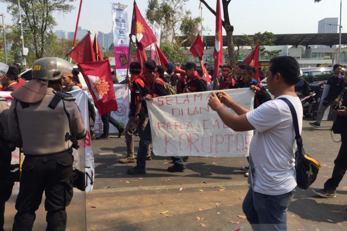 Anggota DPR minta rekan-rekannya kembalikan kepercayaan rakyat