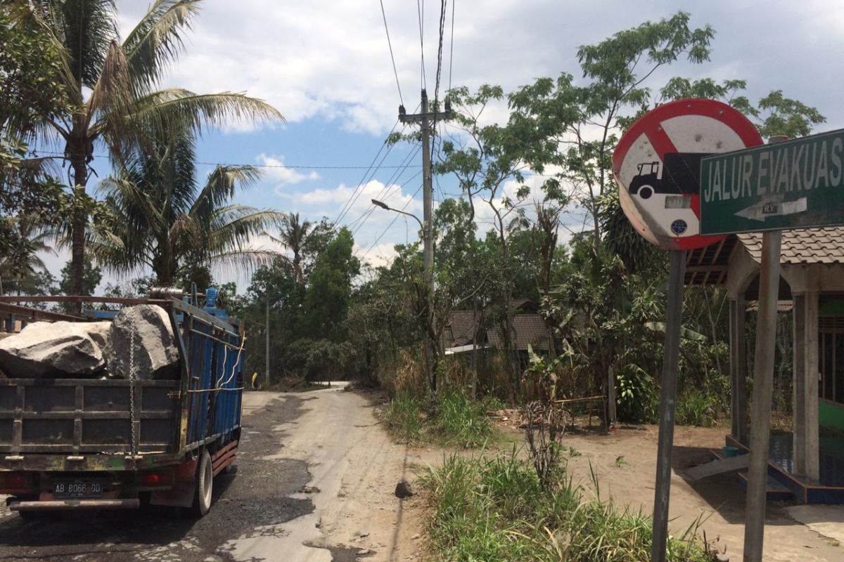 Akibat sering dilalui truk pasir, jalur evakuasi Merapi rusak parah