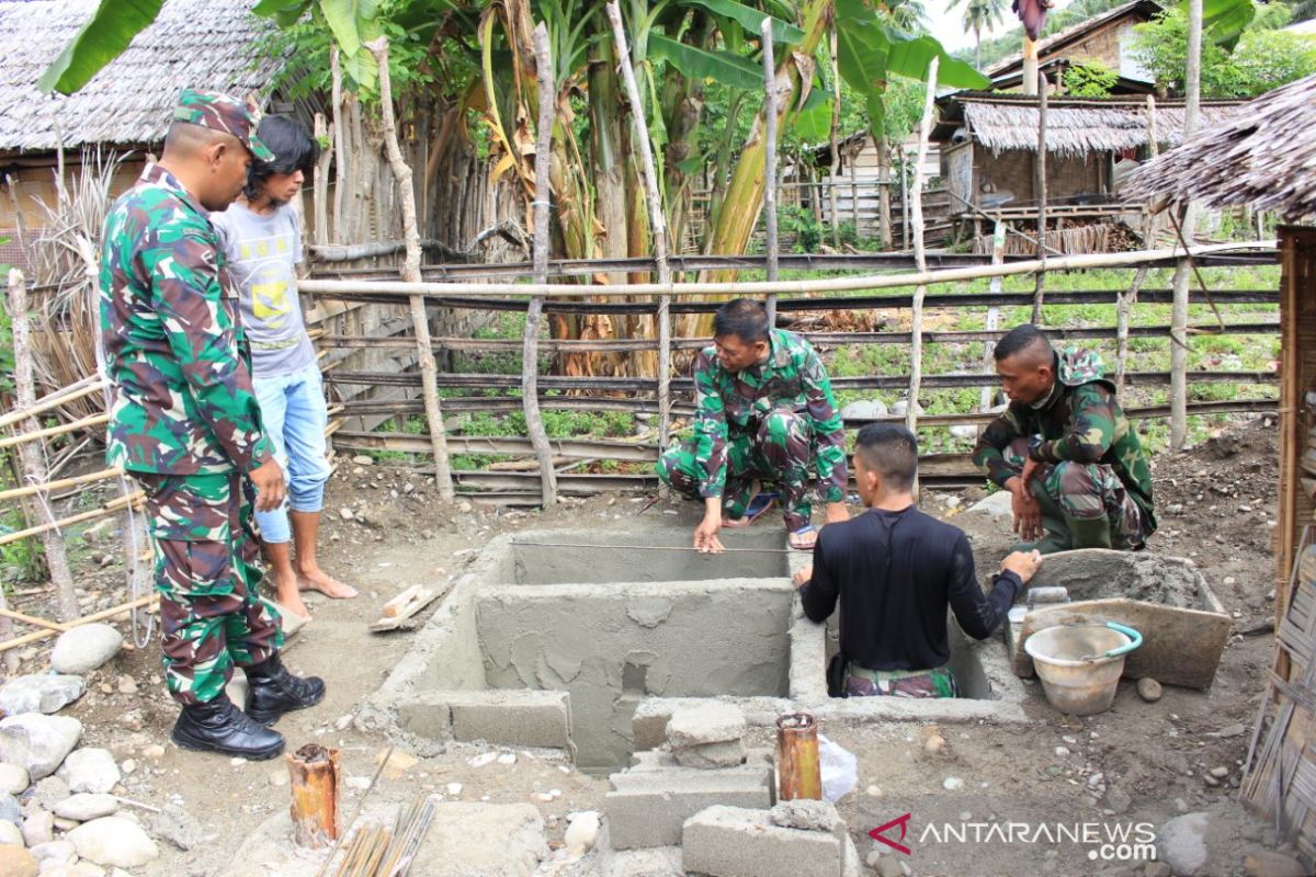 Warga bantu pembangunan jamban program TMMD di Parimo