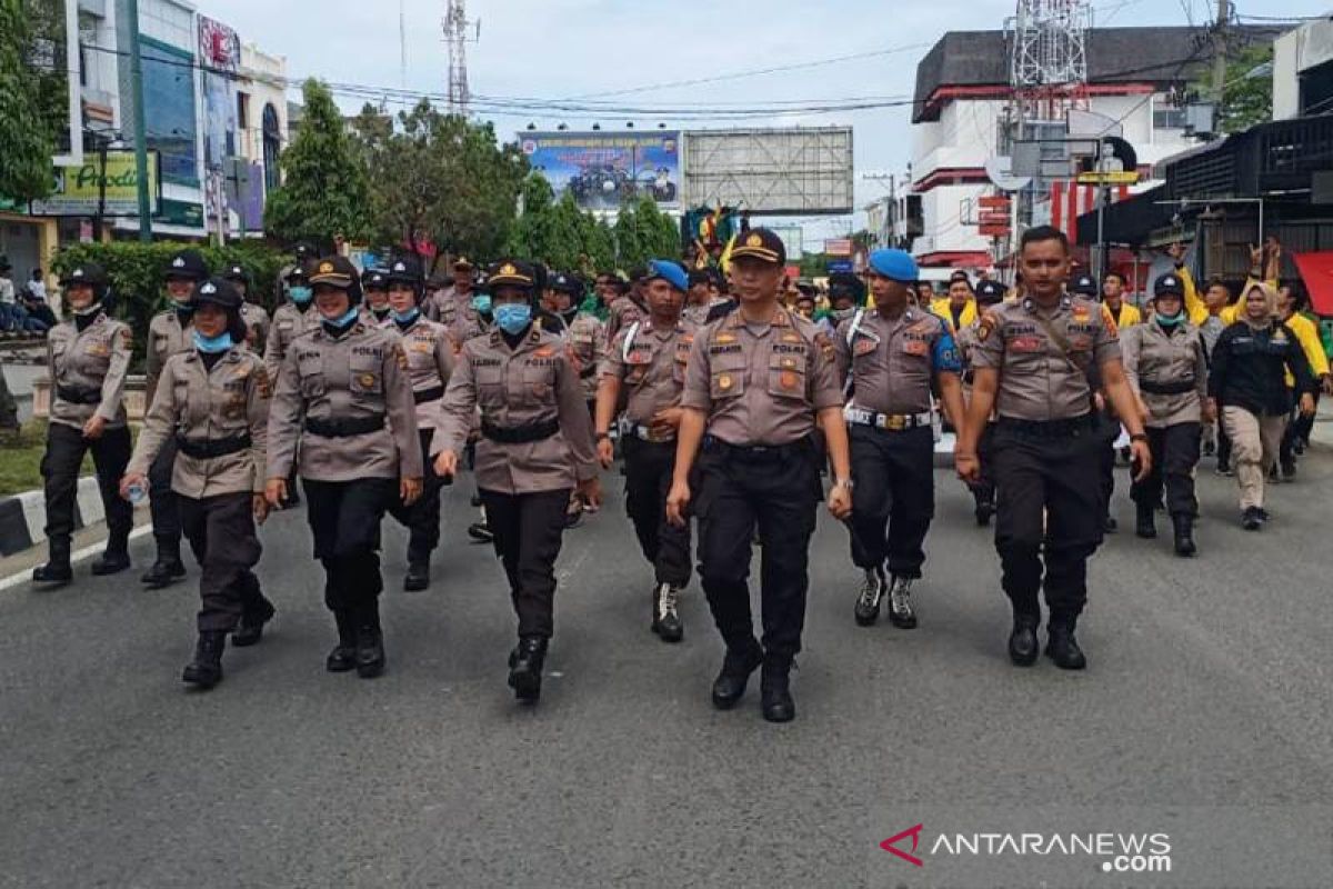 Polisi tidak gunakan senjata api kendalikan massa pendemo