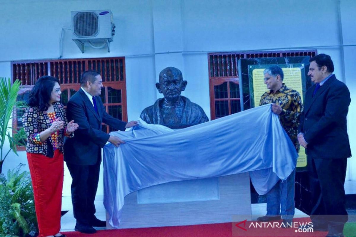 Pemerintah India tempatkan patung Mahatma Gandhi di Universitas Sari Mutiara