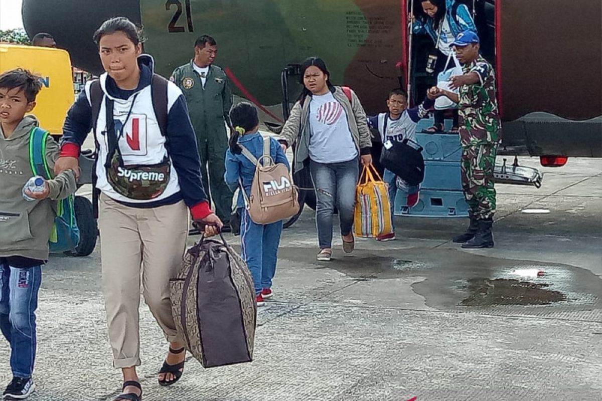 Pengungsi tinggalkan Lanud Timika gunakan Hercules TNI AU, utamakan perempuan dan anak-anak