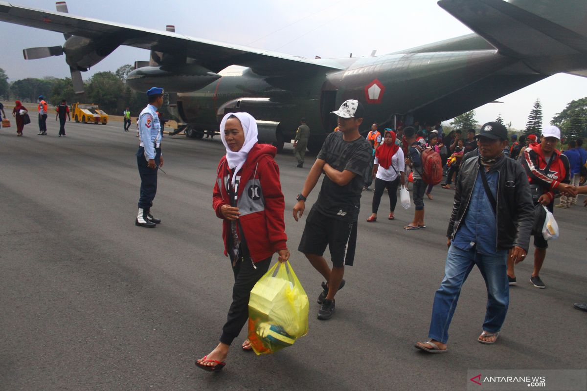 Tiga warga Situbondo menunggu jadwal pemulangan dari Papua