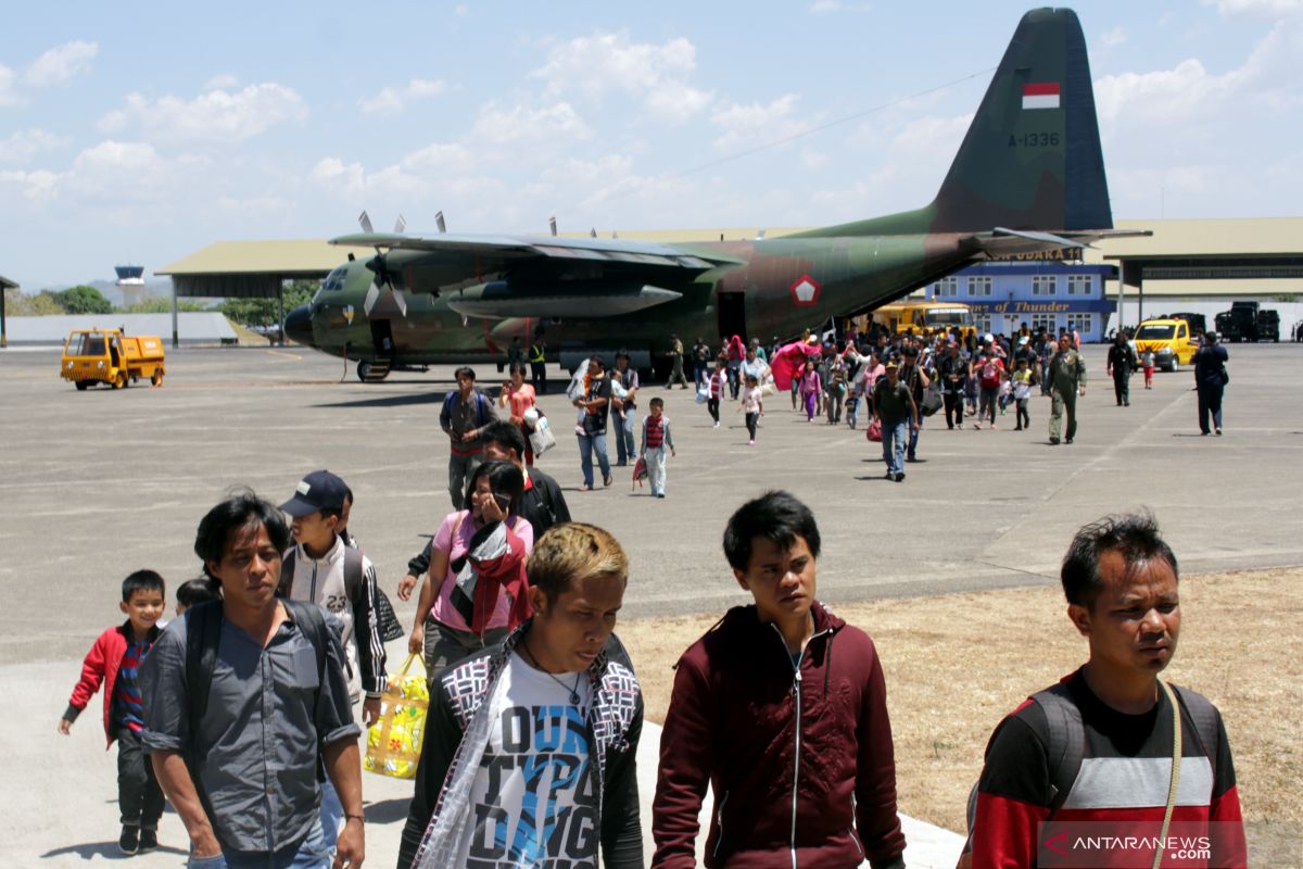 Air Force prepares to return refugees to Wamena