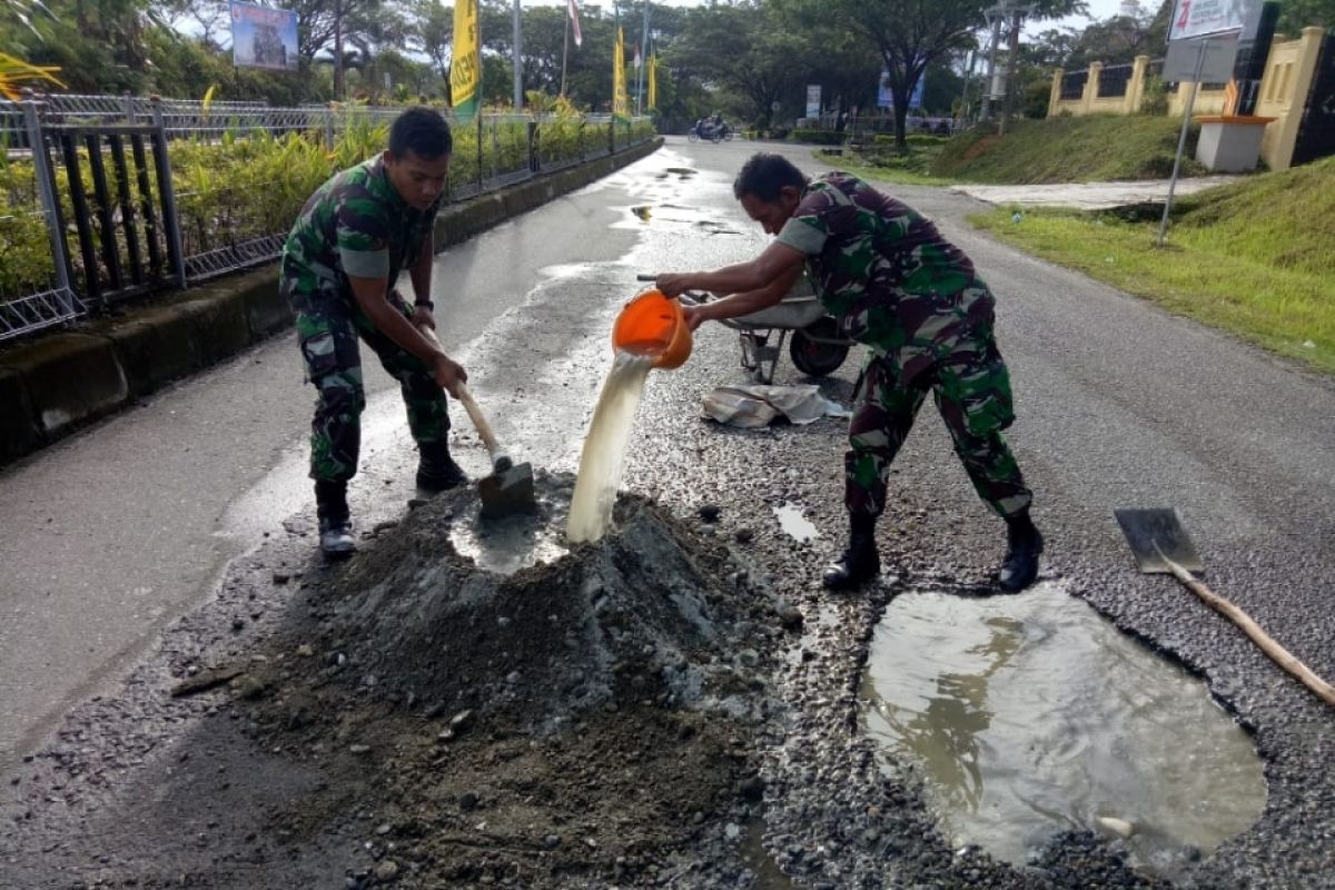 Sering kecelakaan, TNI tambal badan jalan di Perkantoran Suka Makmue