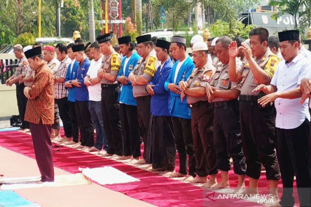 Polisi dan mahasiswa di Kotim shalat gaib korban demonstrasi