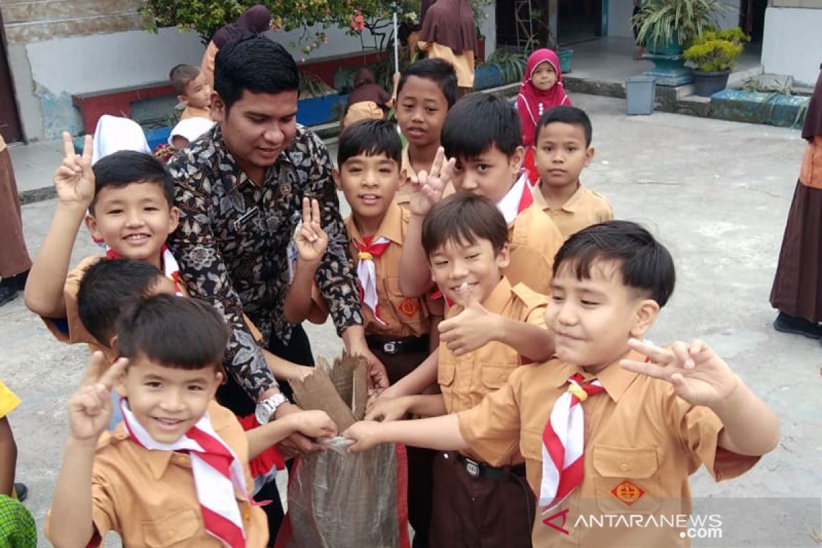 Belajar di SDN 56 Pekanbaru, Anak-anak pencari suaka belajar gotong-royong