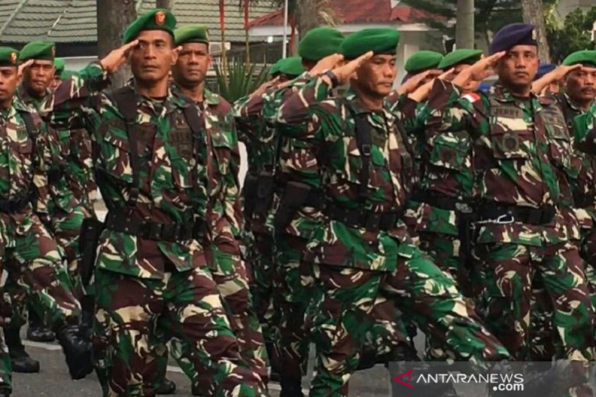 Pawai kendaraan tempur meriahkan HUT ke-74 TNI di Pekanbaru