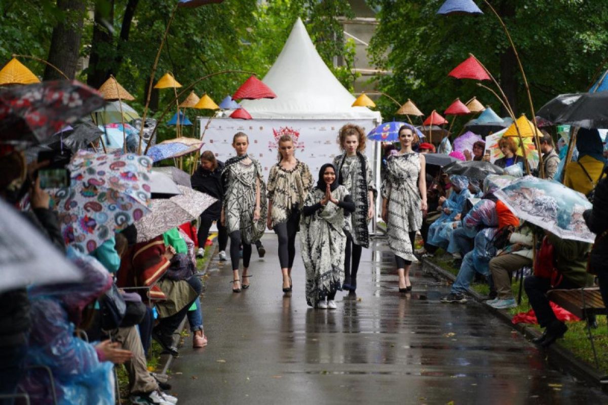 Berbatik dan keliling Lapangan Merah Moskow, KBRI peringati Hari Batik Nasional