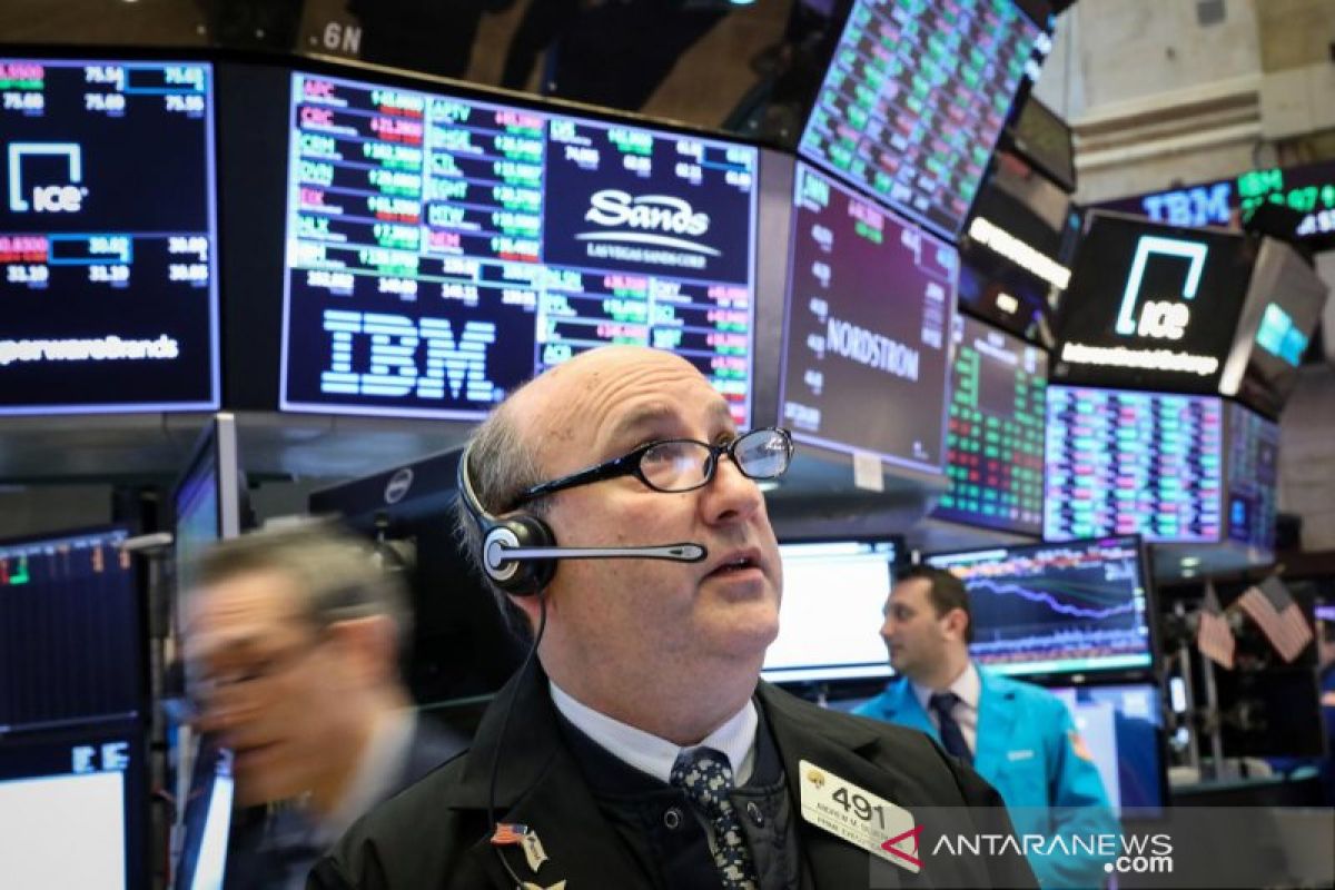 Bursa Wall Street jatuh, dipicu dampak perang dagang atas ekonomi AS