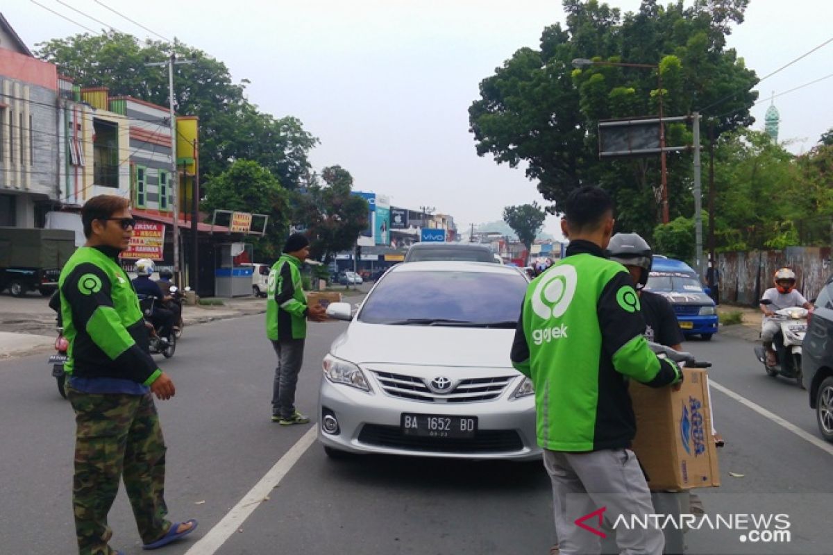 Komunitas ojek daring turun ke jalan kumpulkan bantuan untuk perantau Minang di Papua