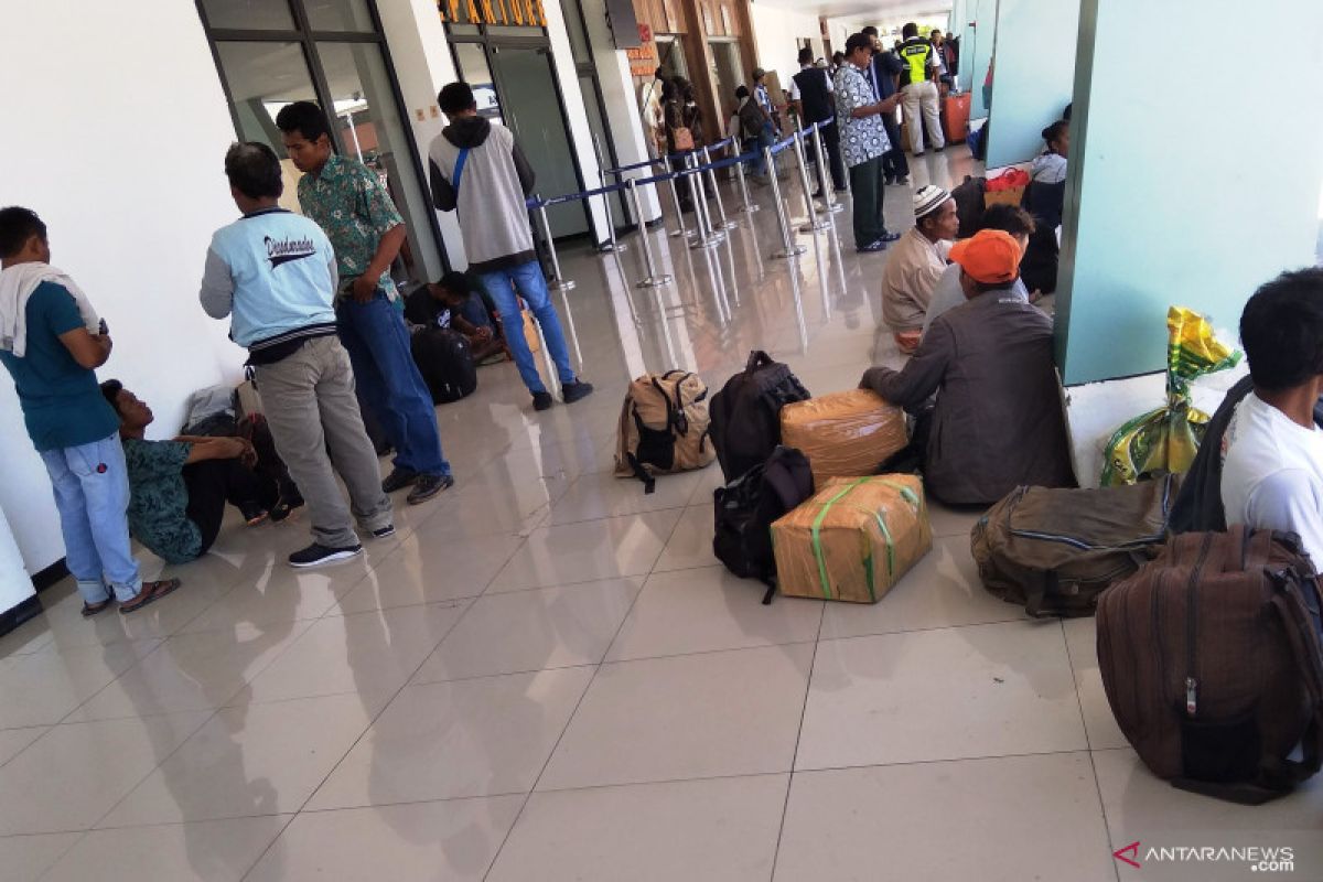 Arus keberangkatan penumpang pesawat di Bandara Frans Kaisiepo Biak meningkat