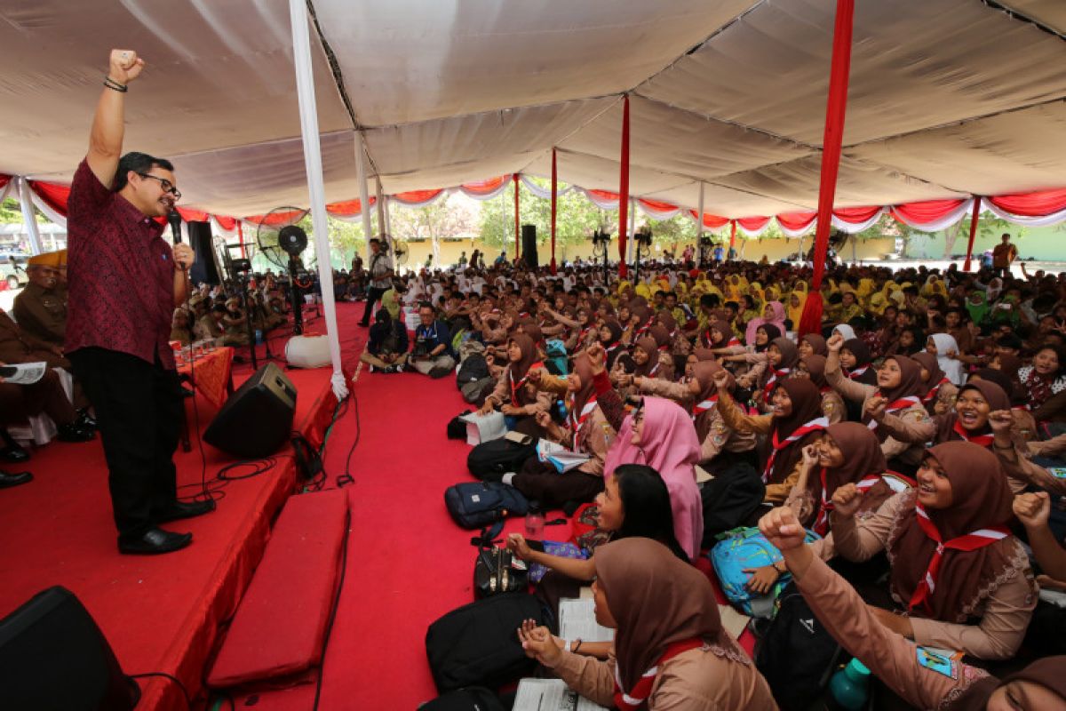 Ribuan pelajar SD-SMP di Surabaya ikuti Sekolah Kebangsaan