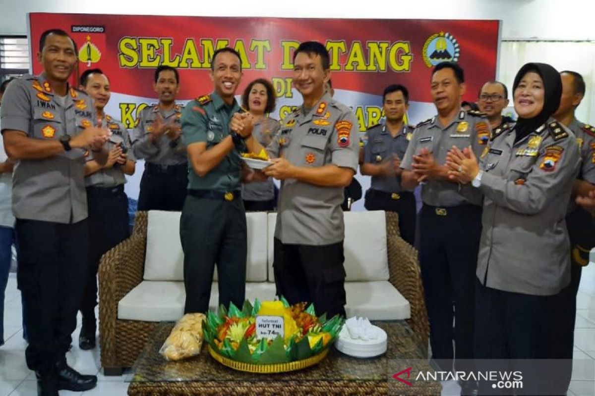 HUT TNI, Polresta Surakarta datangi Kodim 0735/Surakarta bawa tumpeng