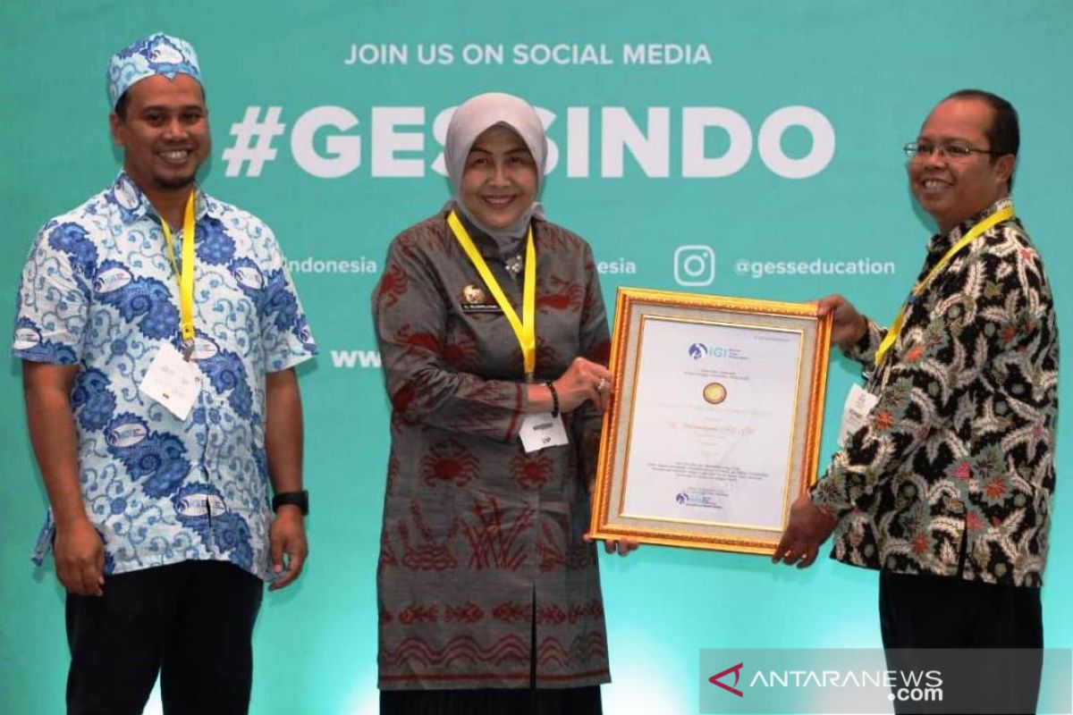 Bupati terima Anugerah Pendidikan 2019