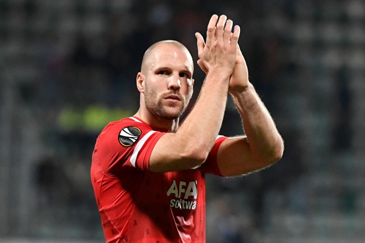 AZ seharusnya menang atas MU, kata Ron Vlaar