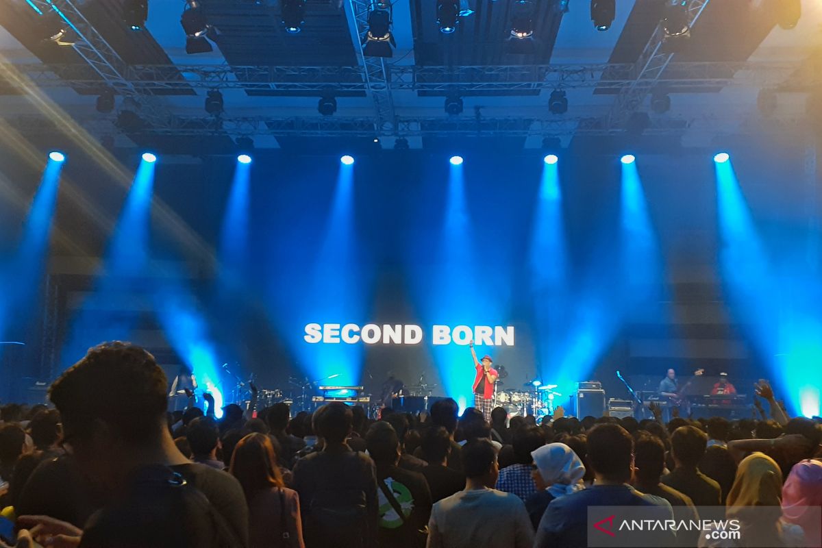 Second Born buka konser Dewa 19 dengan sederet tembang Queen