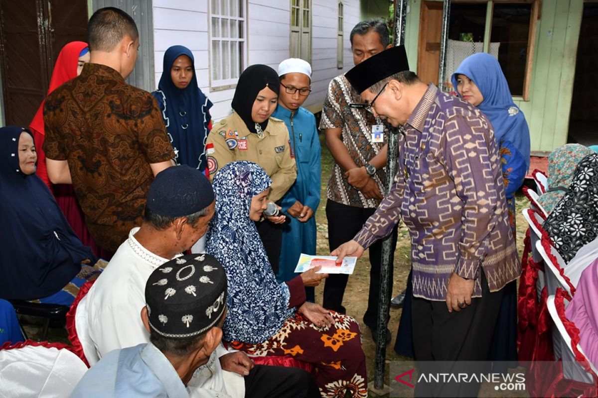 Bupati HSS serahkan bantuan untuk lansia Kecamatan Kalumpang