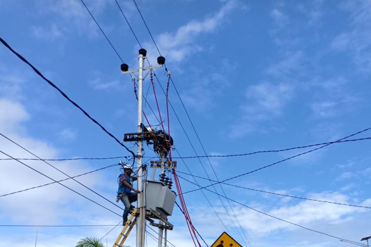 PLN UIW  MMU perbaiki jaringan listrik darurat di Desa Tengah - Tengah