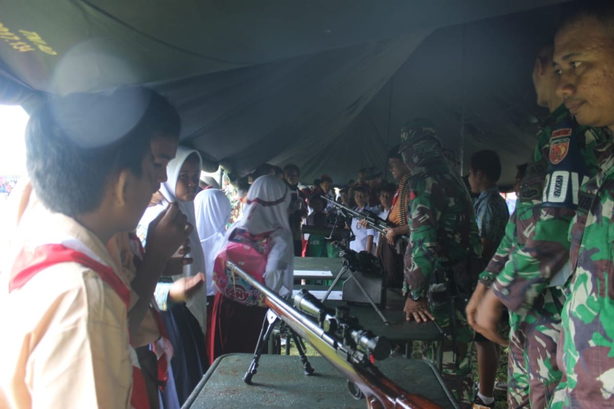 Ratusan siswa di Halmahera Utara penuhi pameran alutsista