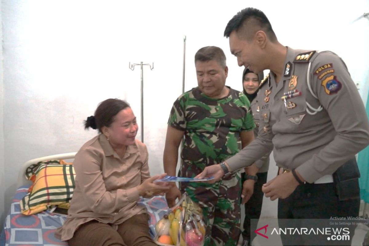 Sambut HUT TNI, anggota Ditlantas besuk keluarga TNI yang sakit