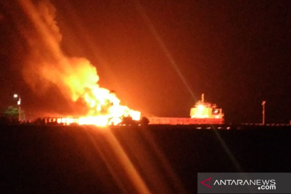 Kapal barang tujuan pulau Seram terbakar di pelabuhan Tulehu