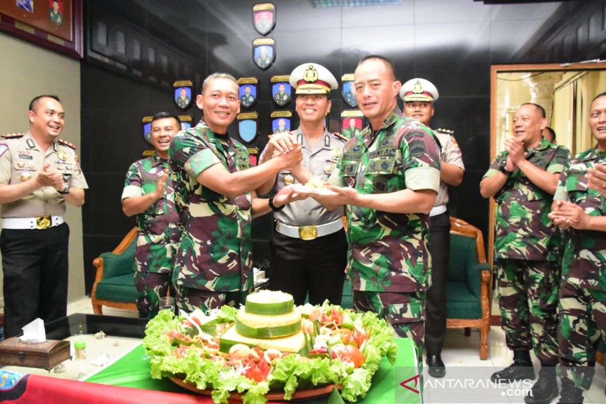 Berikan kejutan HUT TNI, puluhan polisi "serbu" Korem 031/Wirabima