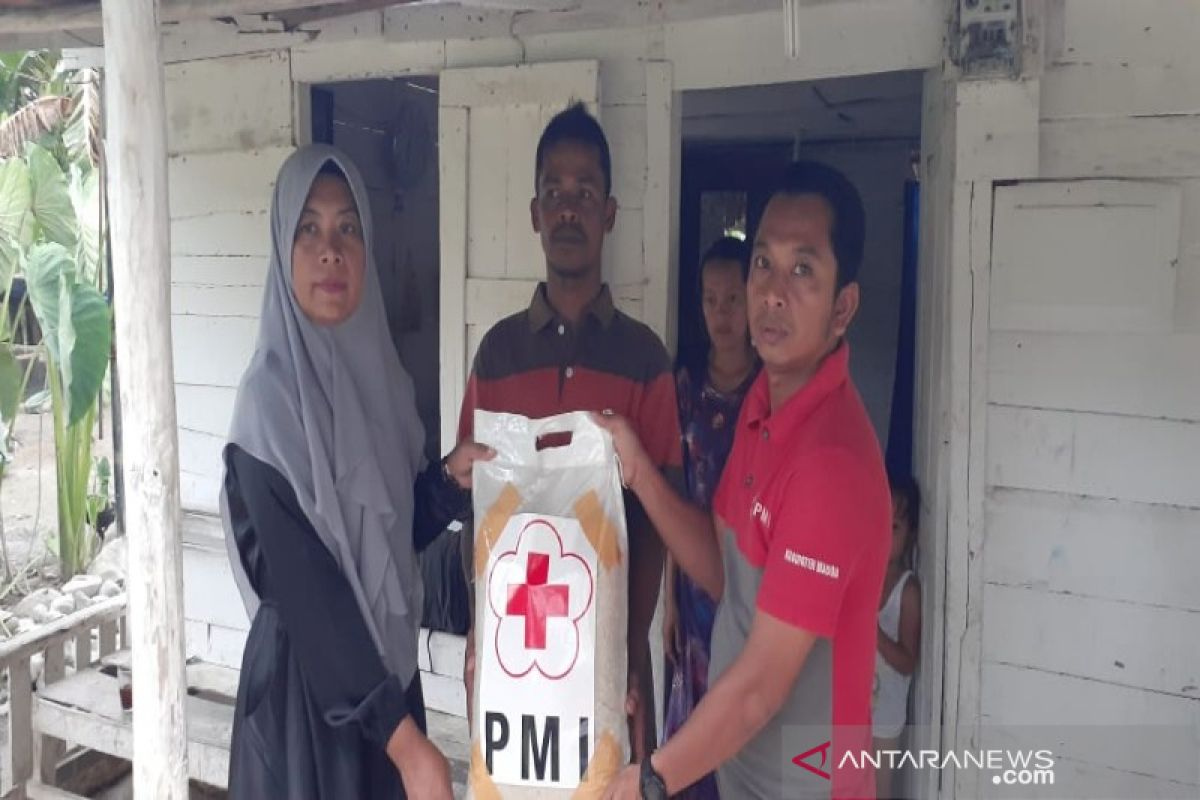 PMI Madina bantu korban kebakaran Pidoli Dolok